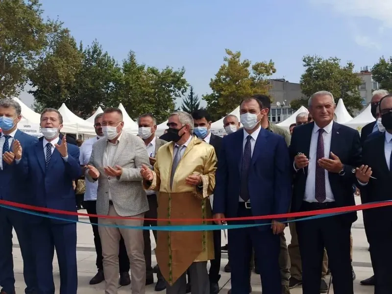 İbrahim Zengin 2021 Yılın Ahisi töreni — altın ahilik cübbesiyle